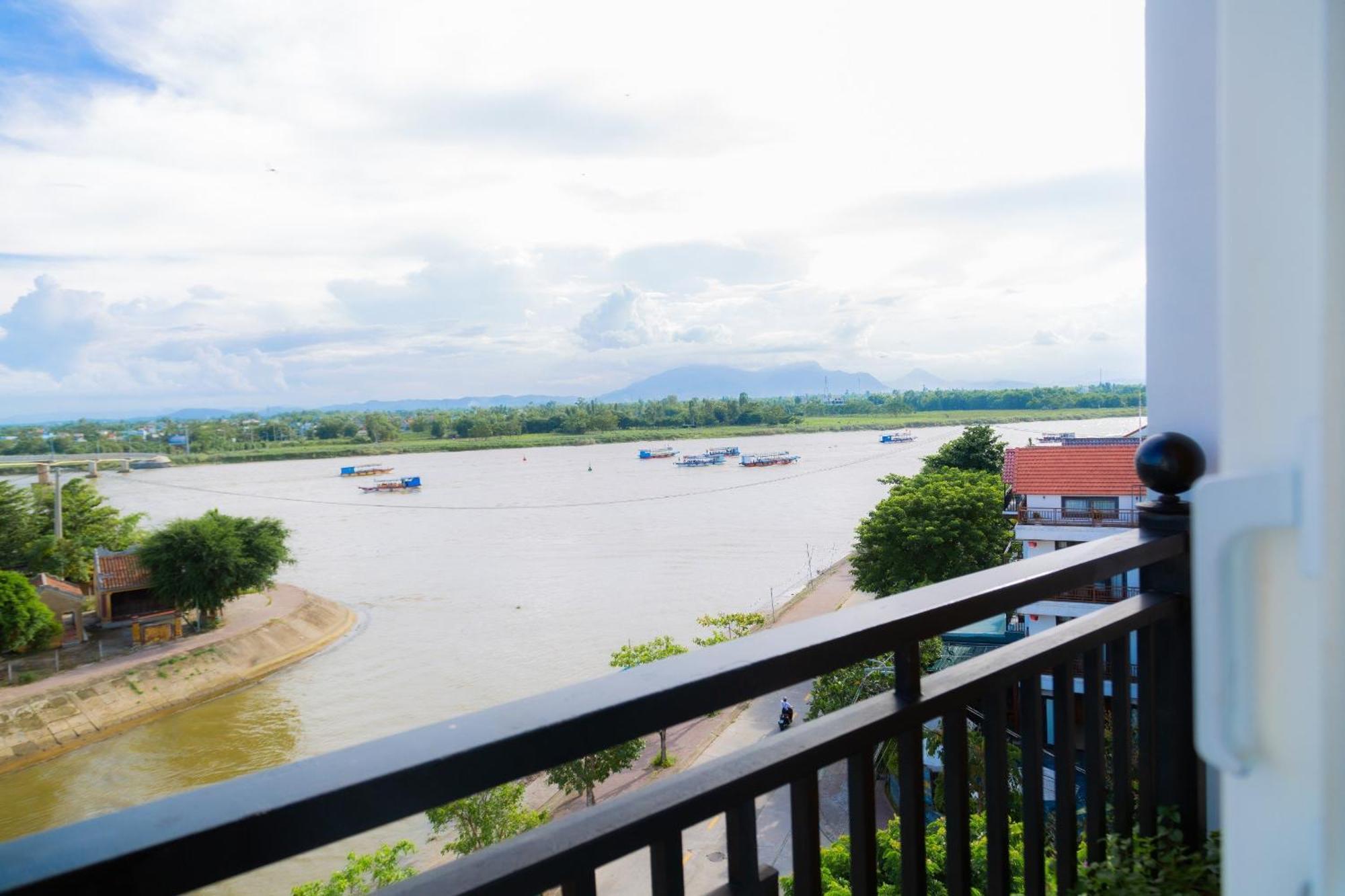 Royal Riverside Hoi An Hotel & Spa Kültér fotó