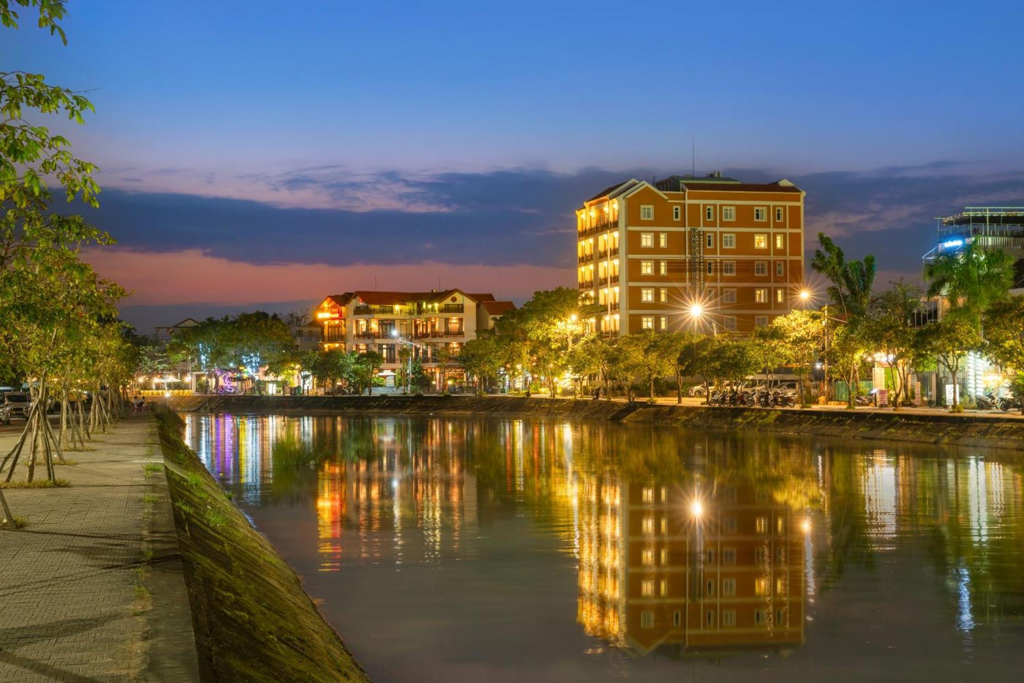 Royal Riverside Hoi An Hotel & Spa Kültér fotó